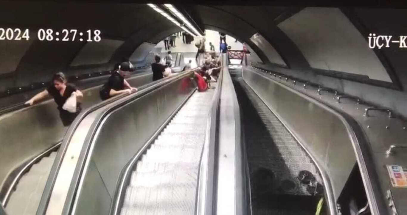 İzmir Metro’sunda 11 kişinin yaralandığı yürüyen merdiven kazası kamerada