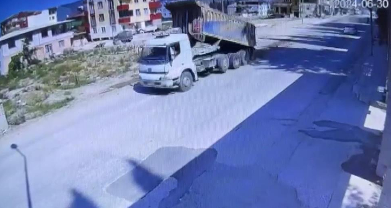 Seyir halinde damperini açan kamyon, 200 metre boyunca yola toprak döktü o anlar kamerada