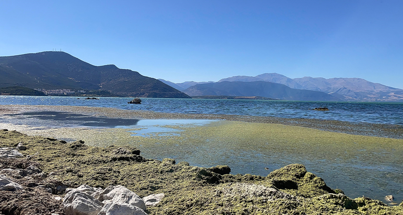 Eğirdir Gölü’nde sular 2 metre çekildi, koku tehdidi başladı