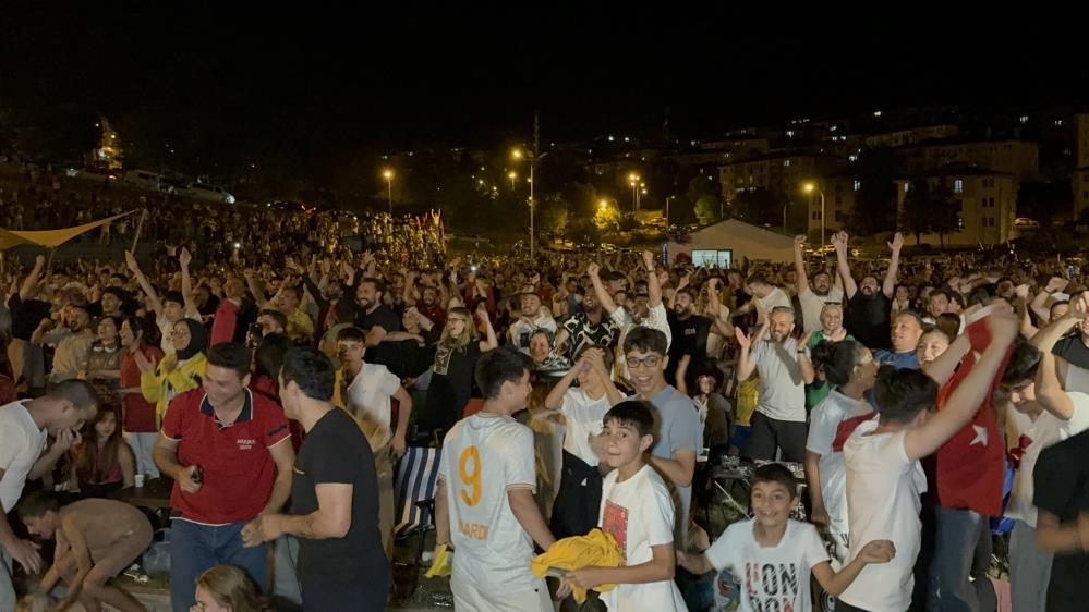 Türkiye EURO 2024'te çeyrek finale yükseldi, taraftarlar sokağa döküldü