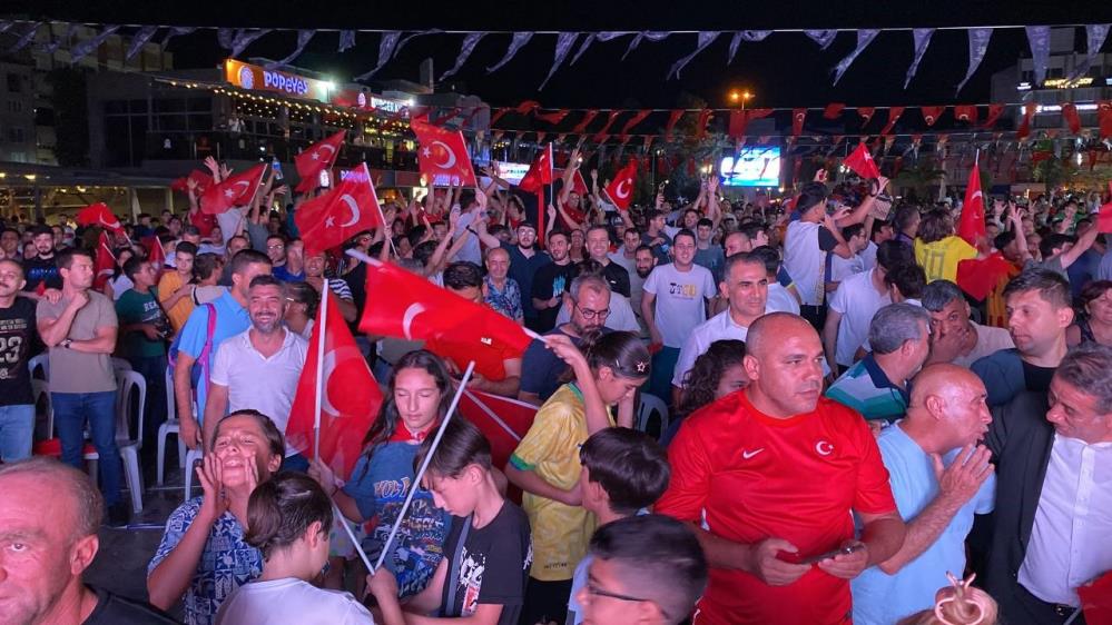 Trkiye EURO 2024’te eyrek finale ykseldi, taraftarlar sokaa dkld