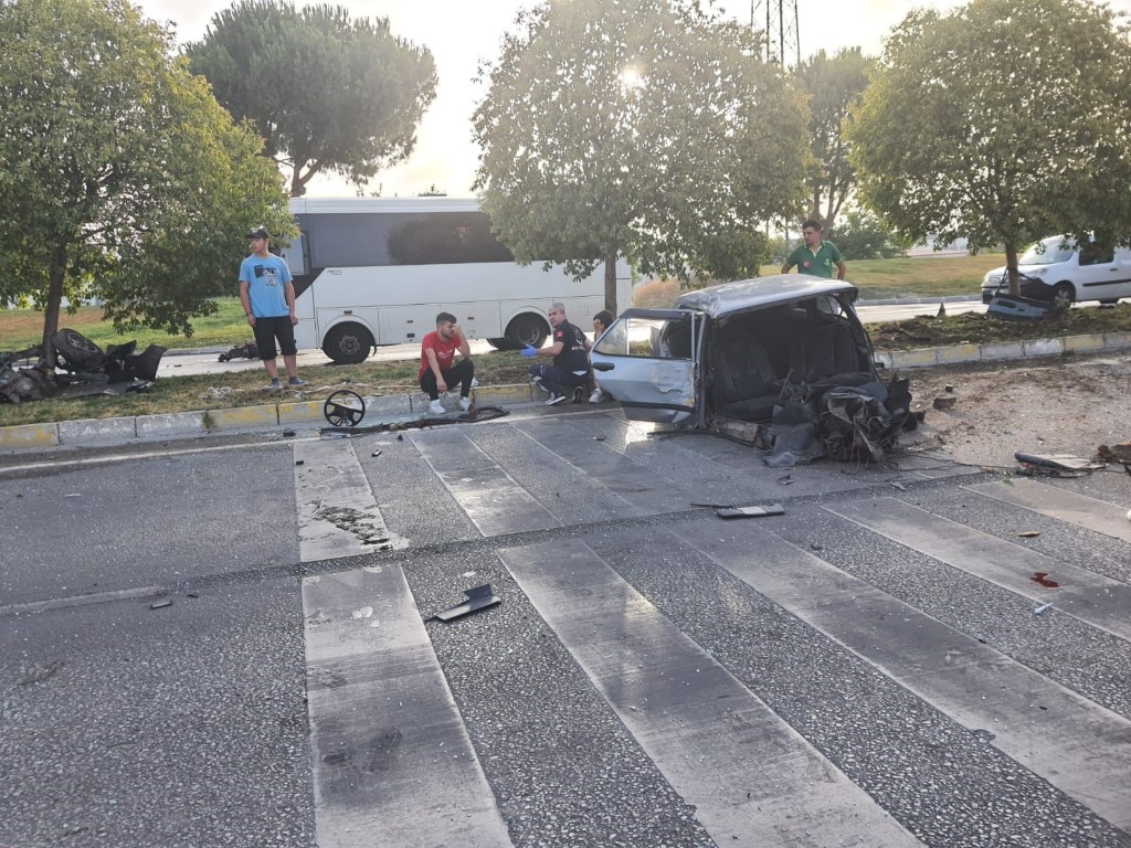 Freni patlayan otomobil paramparça olup yola saçıldı: 5 yaralı