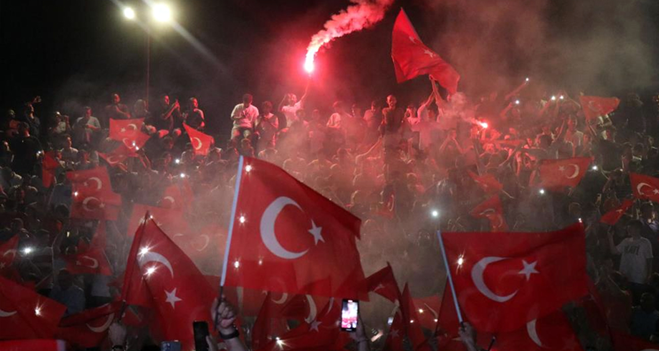 Türkiye EURO 2024&#039;te çeyrek finale yükseldi, taraftarlar sokağa döküldü