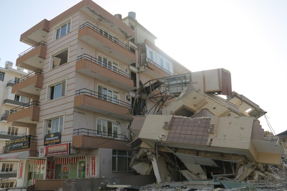 Yıkımı gerçekleştirilen 6 katlı bina yandaki az hasarlı binanın üzerine devrildi