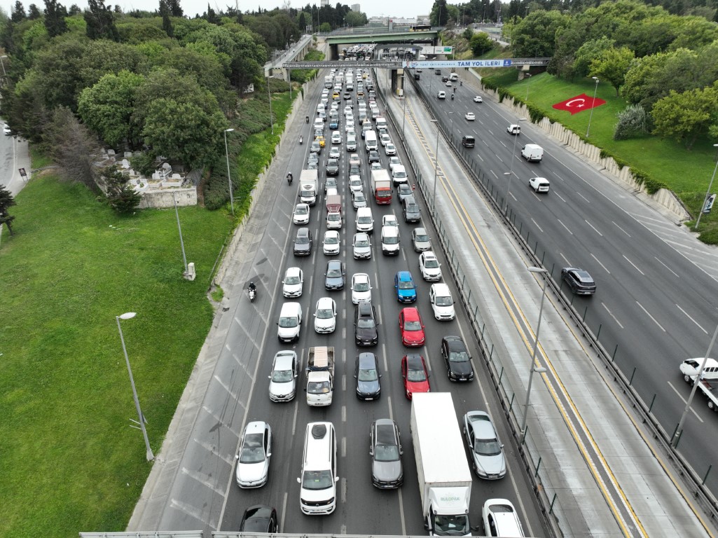 Haliç Köprüsü’nde asfalt yenileme çalışması kilometrelerce araç kuyruğu oluşturdu