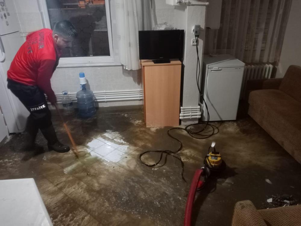 Burdur’da yağış bir anda geldi, 34 evi su bastı