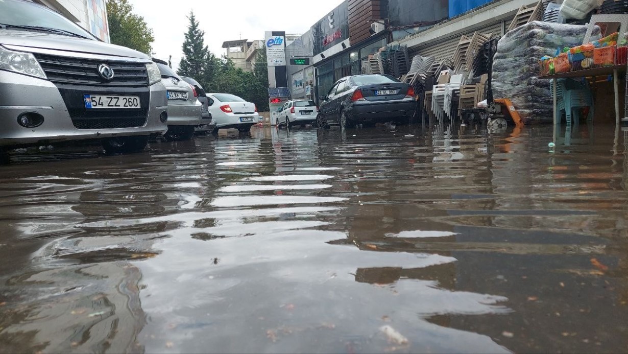 Kocaeli’de yollar nehre döndü