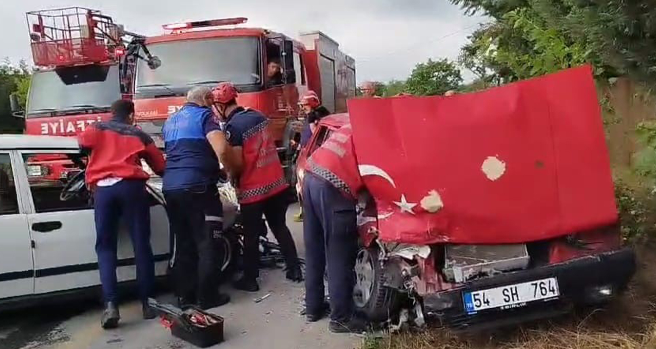 Sakarya’da iki Tofaş kafa kafaya çarpıştı: 3 yaralı