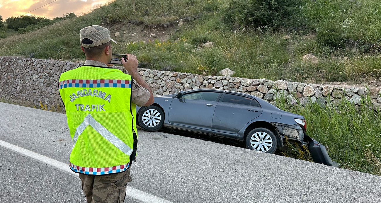 Kontrolden çıkan otomobil şarampole yuvarlandı: 4 yaralı