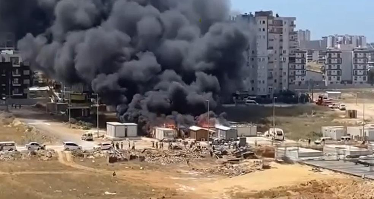 İşçilerin konakladığı konteynerler alev alev yandı, gökyüzünü siyah dumanlar kapladı