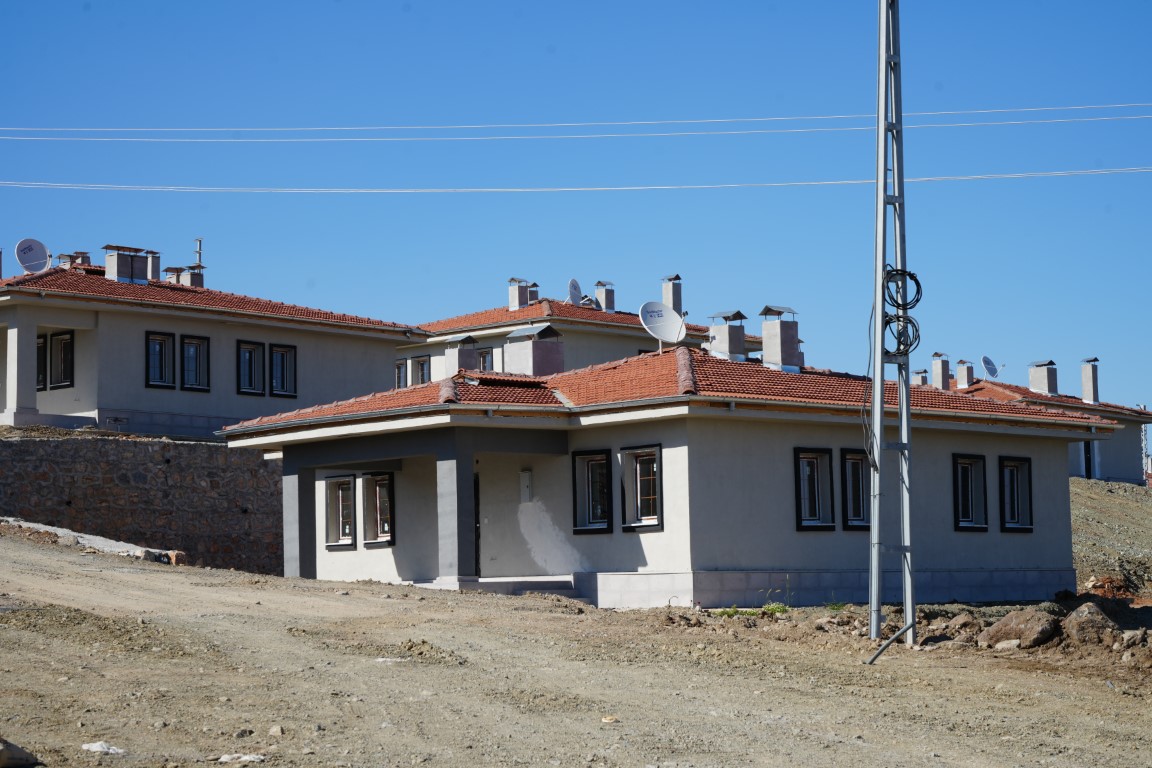 Kilis’te depremzedeler için yapılan köy konutlarının inşası sürüyor