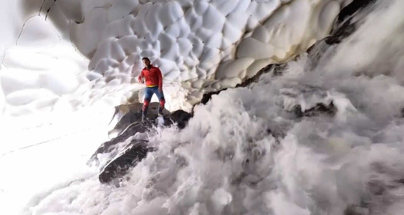 Buzul mağarasına girip, gölde yüzdüler