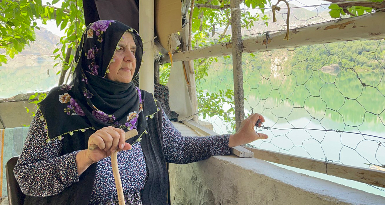 Baraj suları evinin duvarına dayandı: 75 yaşındaki Sebaha Nine koca köyde tek başına mahsur kaldı