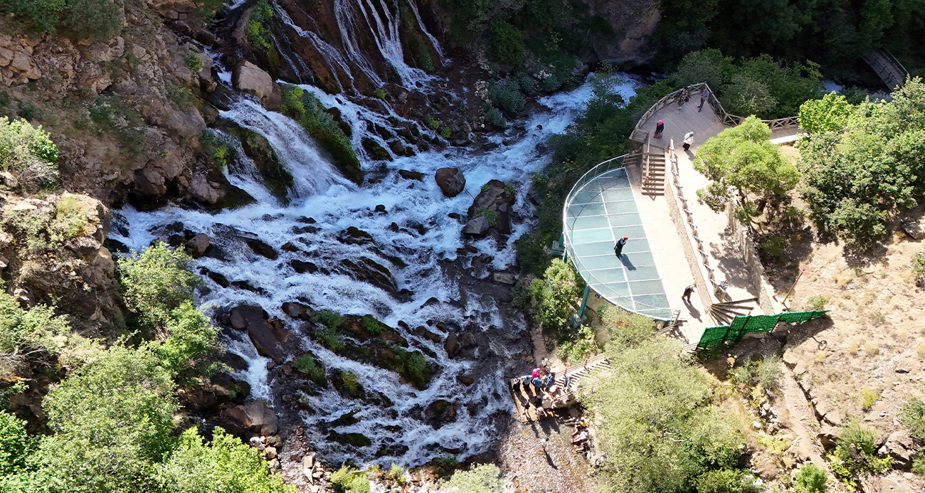 Mevsimleri değiştiren şelale: Tomara Şelalesi