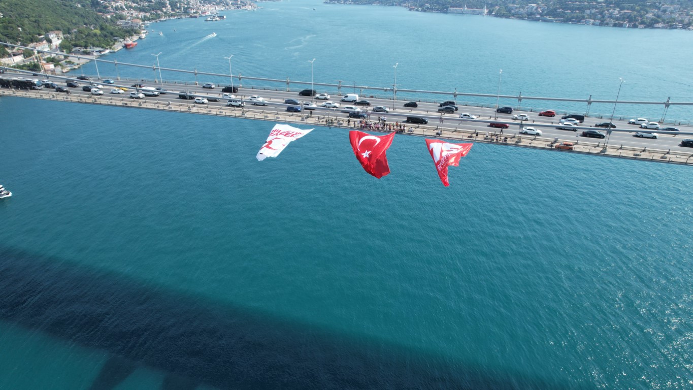 İstanbul’da köprülere dev Türk bayrakları asıldı