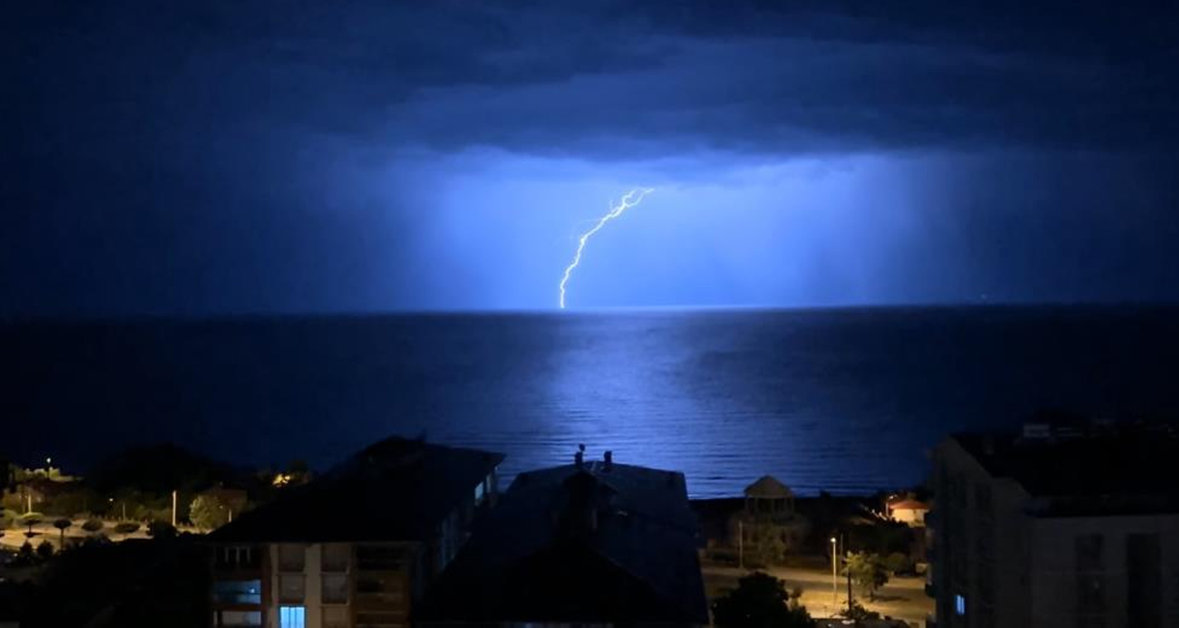 Van Gölü üzerinde çakan şimşeklerden görsel şölen