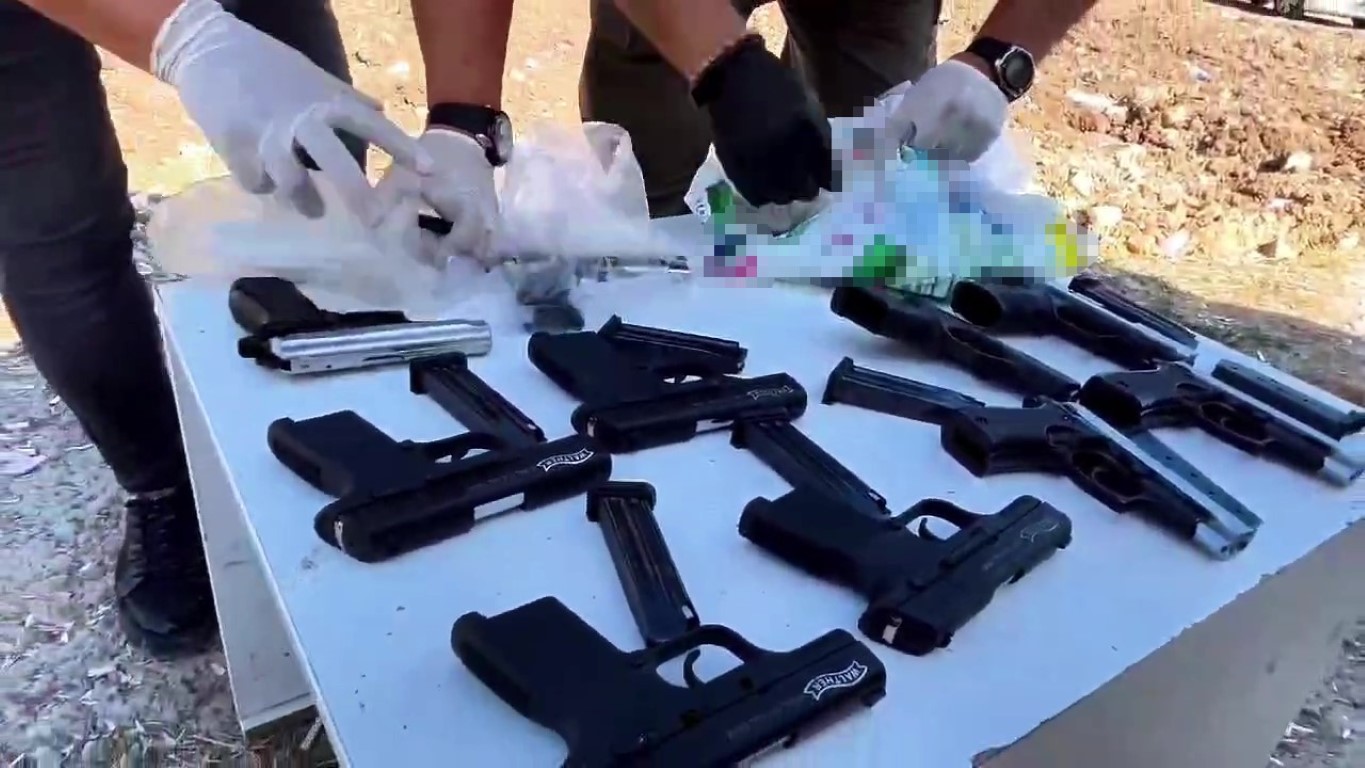 Toz deterjan paketinde 13 silah yakalattı,