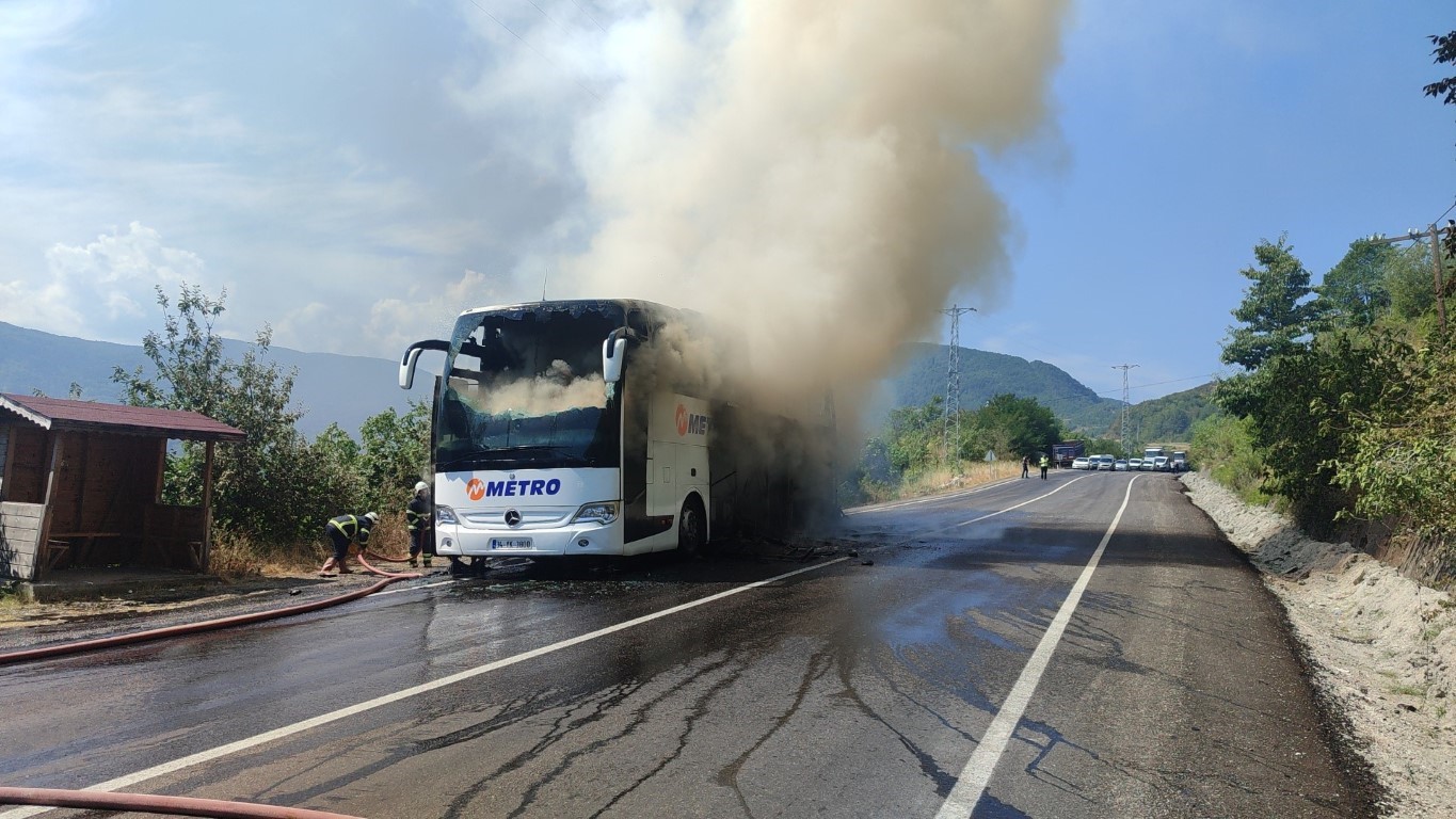 Metro Turizm’in Mercedes marka otobüsü alev alev yandı