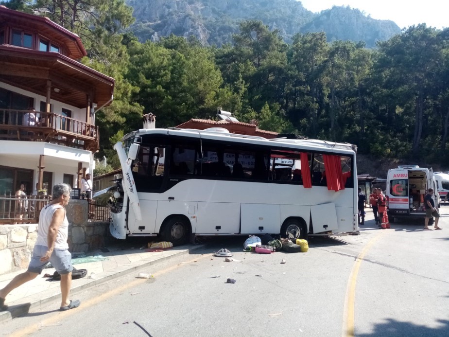 Freni boşalan tur otobüsü dehşet saçtı: 2 ölü, 4’ü ağır çok sayıda yaralı