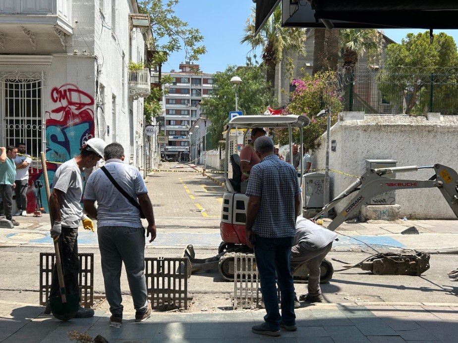 İzmir’de iki kişinin elektrik akımından hayatını kaybettiği anlar kamerada