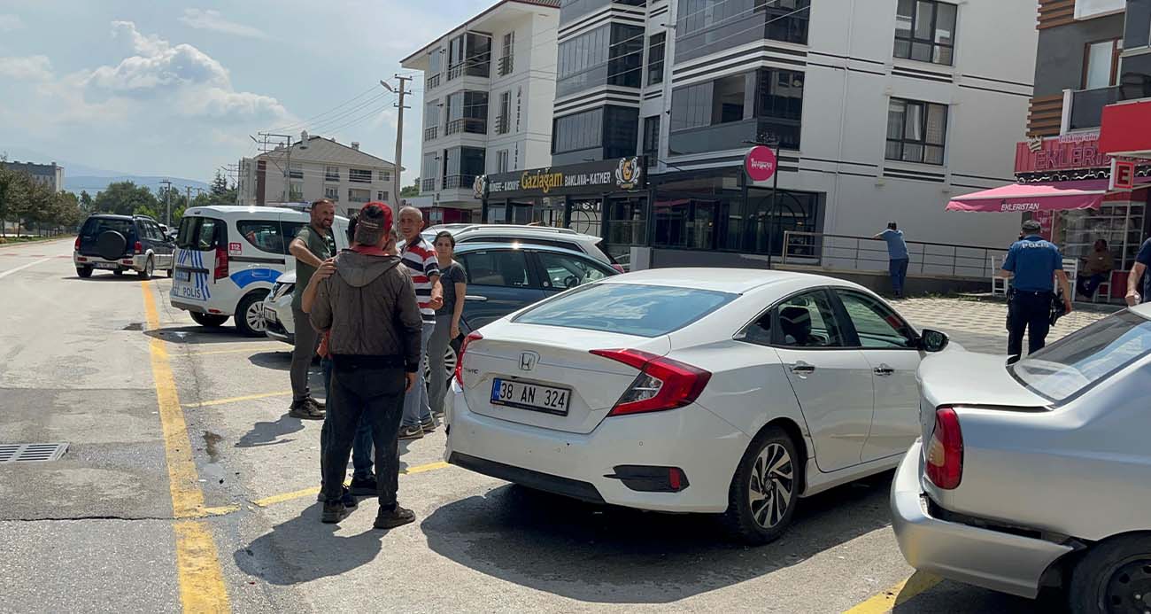 Yağışlı havada park halindeki 4 araca çarptı: 1 yaralı