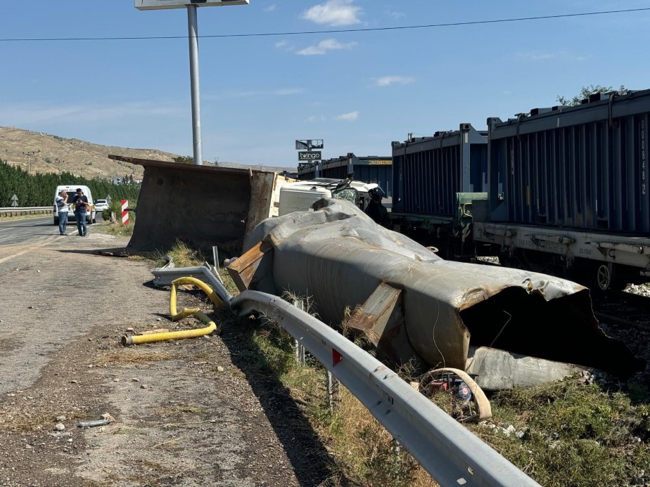 Çankırı’da yük treni ile hafriyat kamyonu çarpıştı: 1 ölü, 3 yaralı