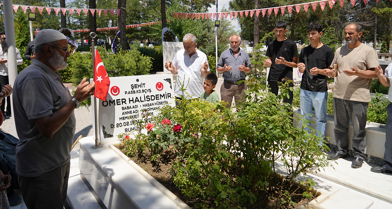 15 Temmuz kahramanı Şehit Ömer Halisdemir’in kabri ziyaretçi akınına uğruyor