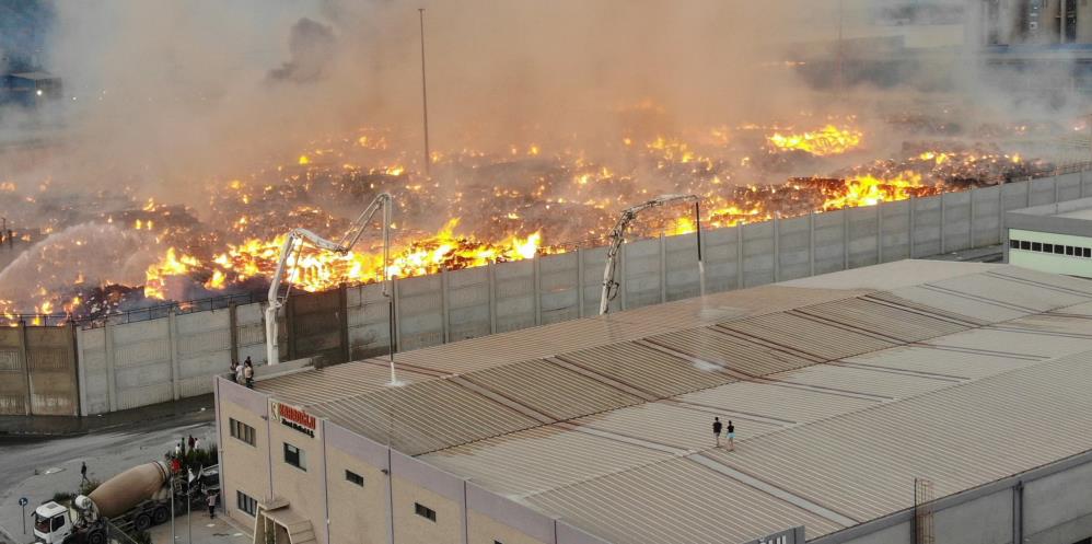 Söke kağıt fabrikasındaki yangın söndürülemiyor