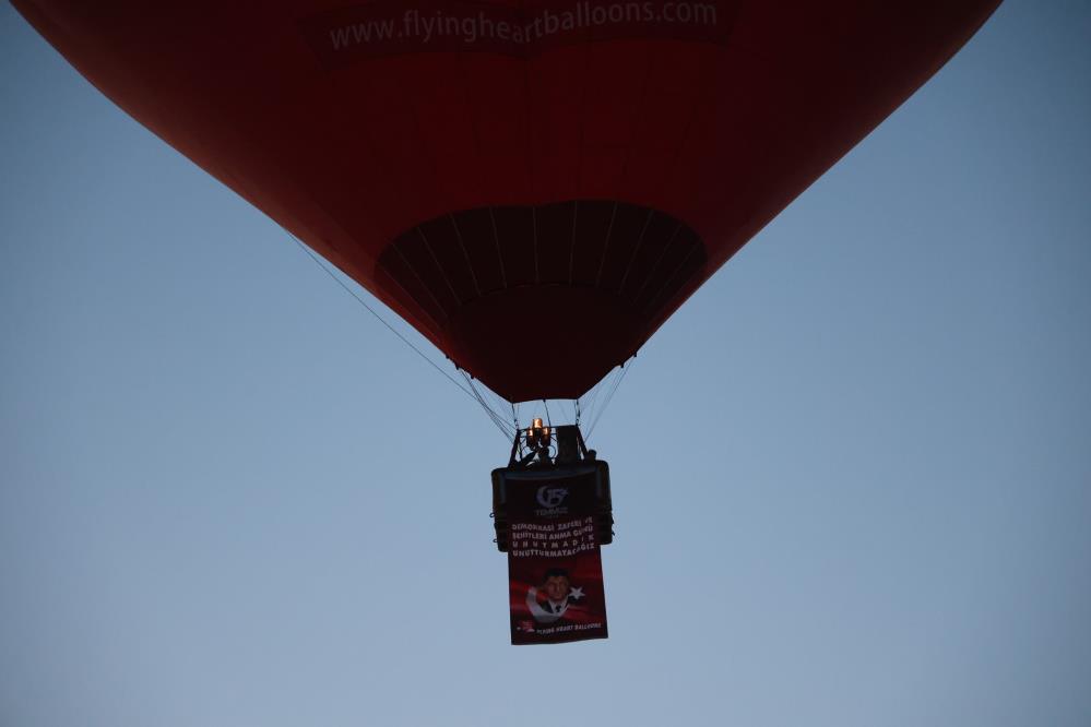 Sıcak hava balonları 15 Temmuz’da Türk bayrağı ve pankartlarla havalandı