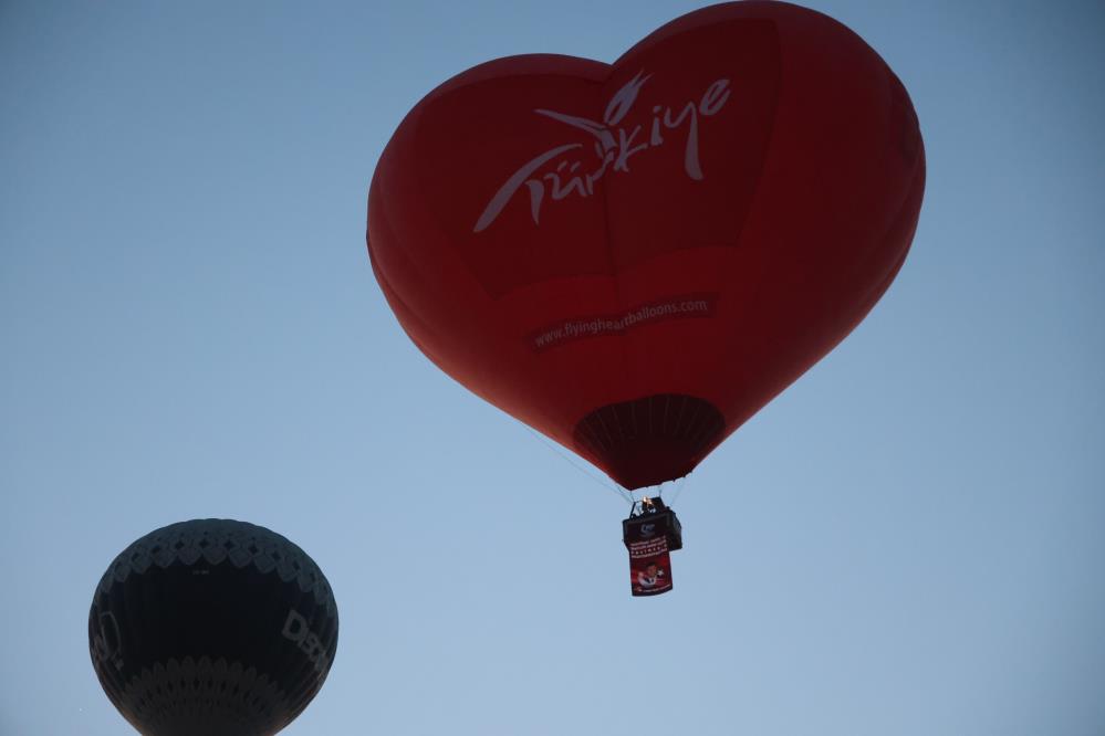 Sıcak hava balonları 15 Temmuz’da Türk bayrağı ve pankartlarla havalandı