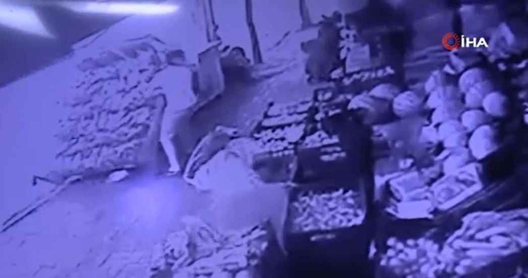 Küçük çocuk fırtınada devrilen ağacın altında kalmaktan son anda kurtuldu