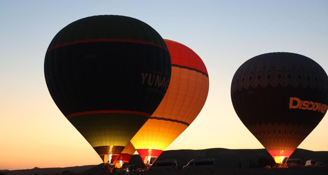 Sıcak hava balonları 15 Temmuz’da Türk bayrağı ve pankartlarla havalandı