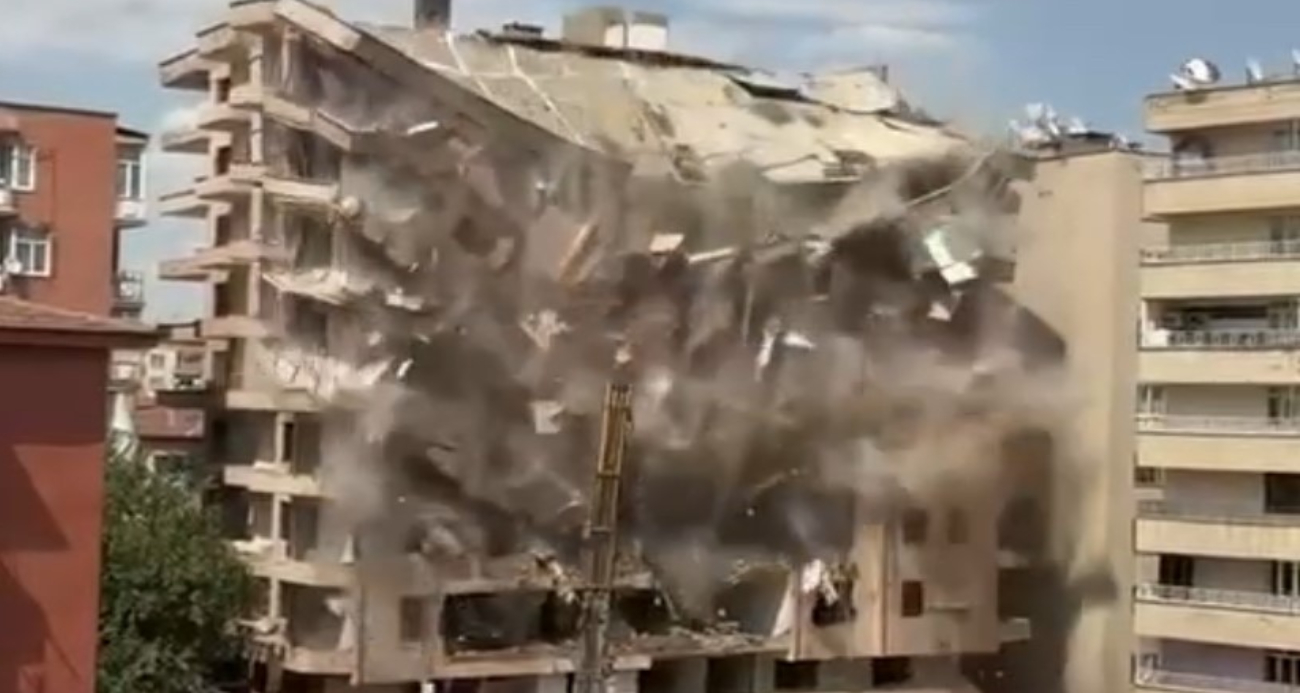 Diyarbakır’da ağır hasarlı bina yıkım çalışmaları sırasında çöktü