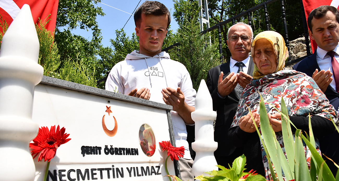 Şehit öğretmen Necmettin Yılmaz kabri başında anıldı