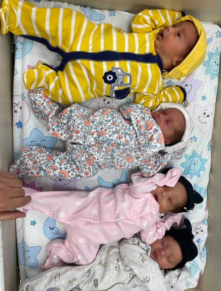 Dördüzlerine kıyafet yetiştiremeyince patron oldu