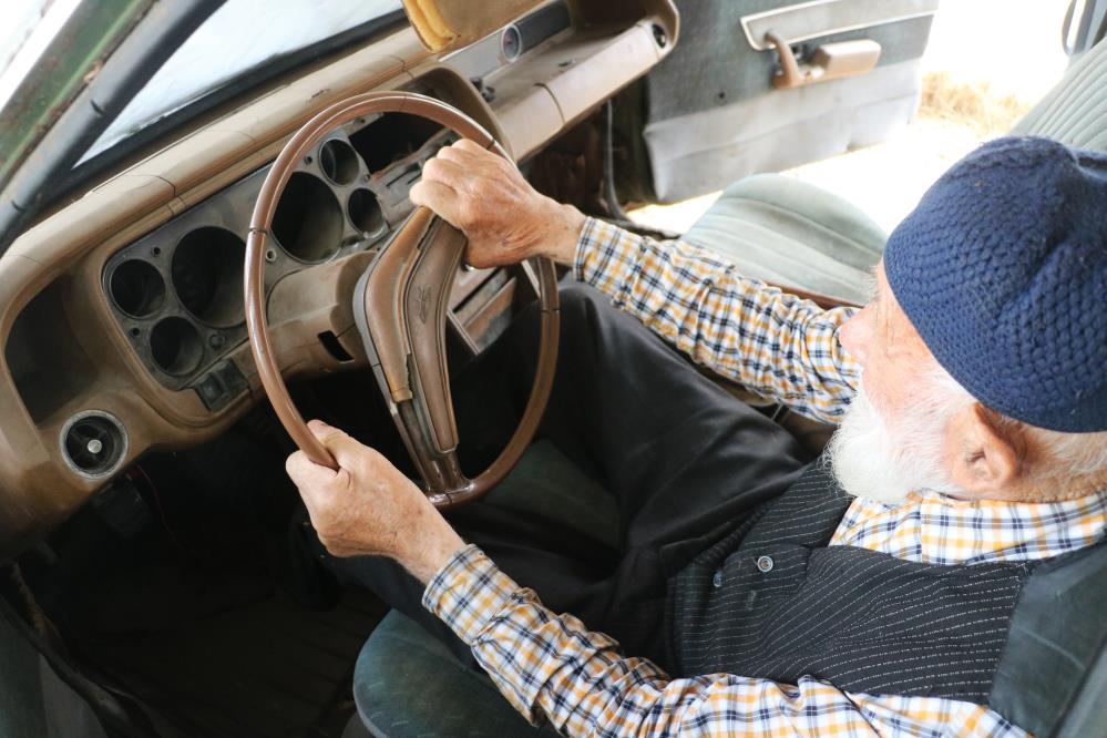 98’lik delikanlı 48 yaşındaki otomobilini 15 yıldır garajında saklıyor