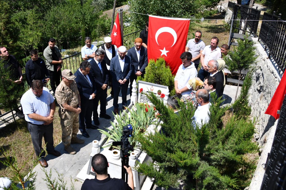 Şehit öğretmen Necmettin Yılmaz kabri başında anıldı