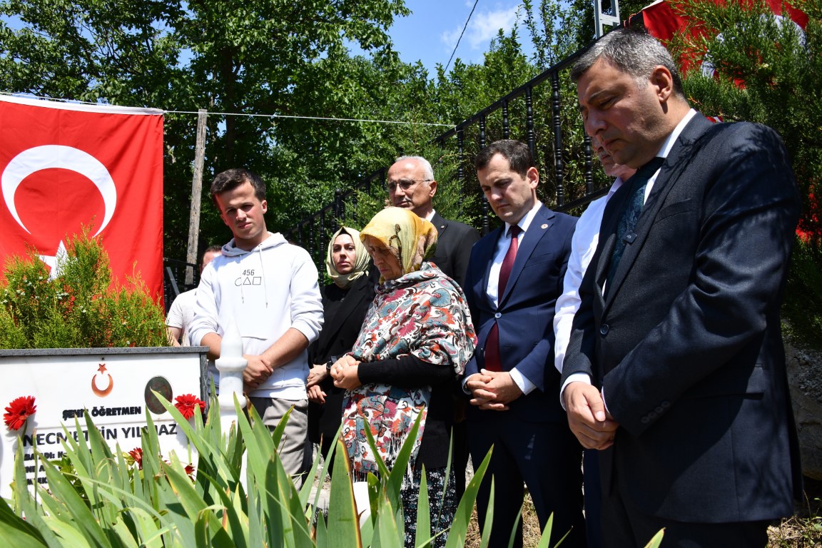 Şehit öğretmen Necmettin Yılmaz kabri başında anıldı