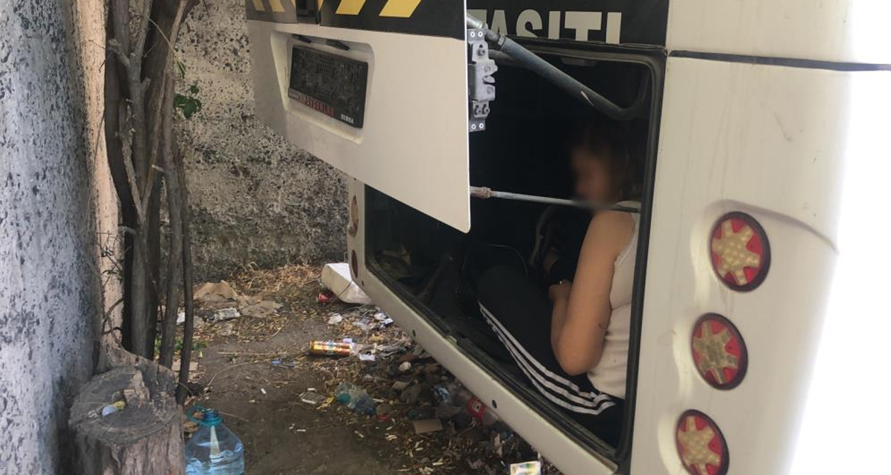 Servis şoförünü şoke eden görüntü: Bir kadın minibüsün bagajına girdi