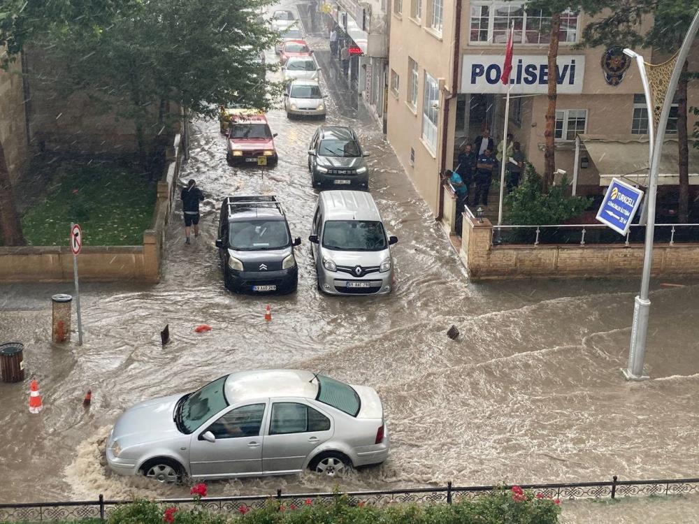 Bayburt’ta etkili olan sağanak nedeniyle cadde ve sokakları su bastı