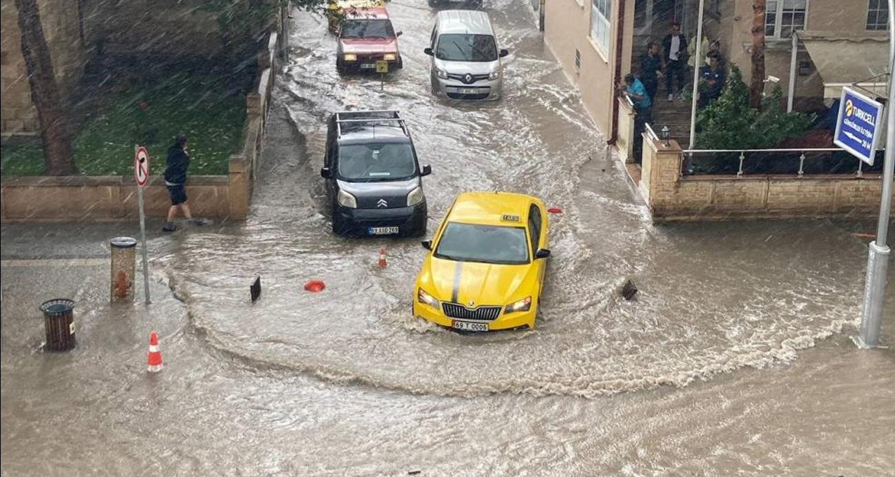 Cadde ve sokakları su bastı