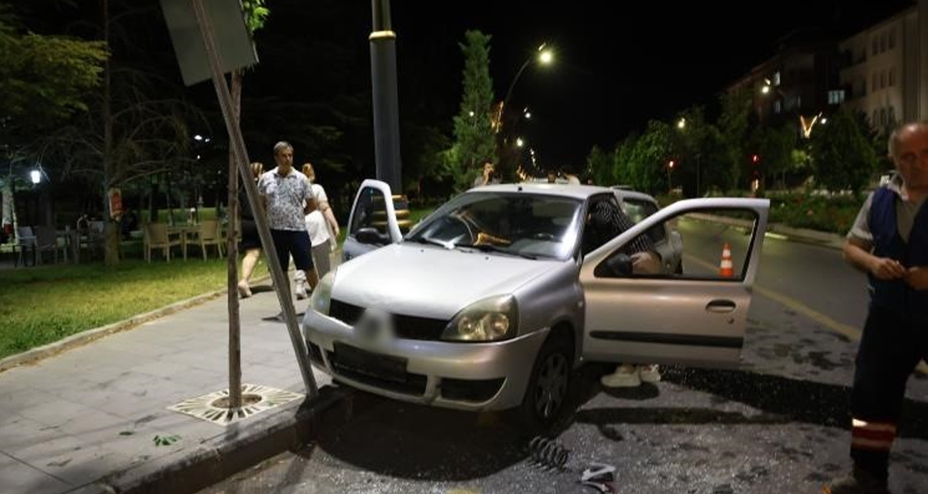 Hırsını önce aracın tamponundan, sonra gazetecilerden çıkarttı