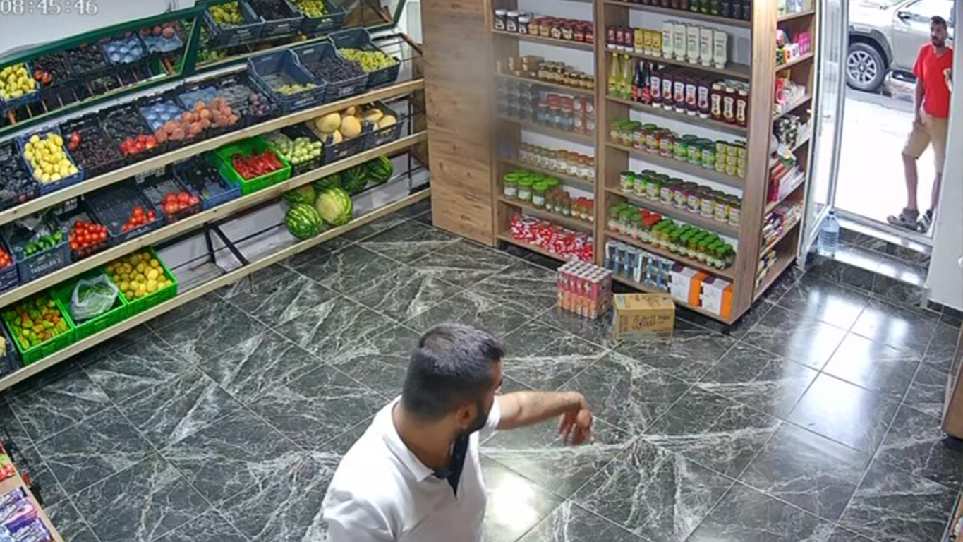 Çamur olan ayakkabısını çıkararak markete giren inşaat işçisi sosyal medyada ilgi odağı oldu