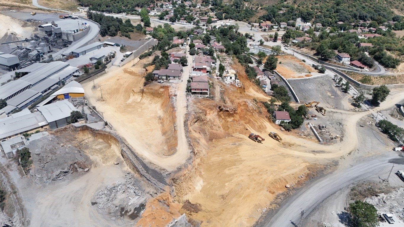 İstanbul’da maden sahasının ortasında kalan mahalleli uçurumun kenarında yaşıyor