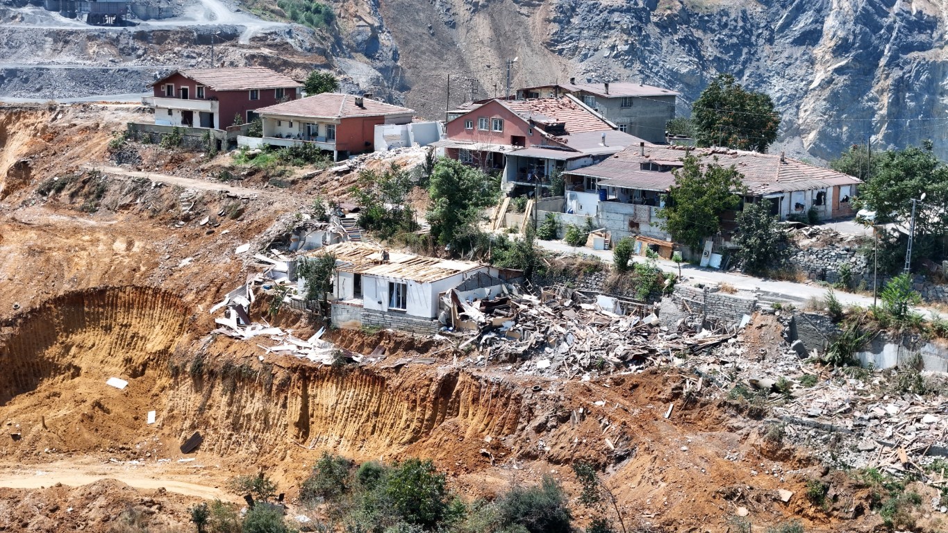 İstanbul’da maden sahasının ortasında kalan mahalleli uçurumun kenarında yaşıyor