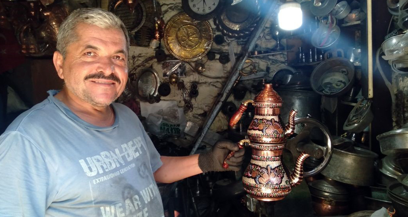 45 yıldır bakır ustalığı yapıyor
