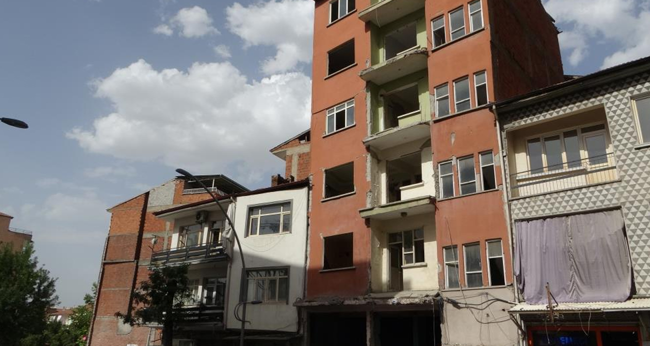 Ağır hasarlı binanın korkusu evlerinden etti