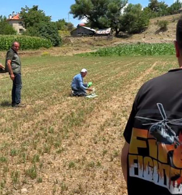 Zorunlu iniş yapan helikopterdeki yangın söndürme ekibini ayranla serinleten köylü kalpleri ısıttı
