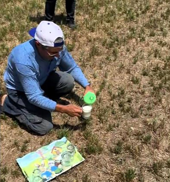 Zorunlu iniş yapan helikopterdeki yangın söndürme ekibini ayranla serinleten köylü kalpleri ısıttı