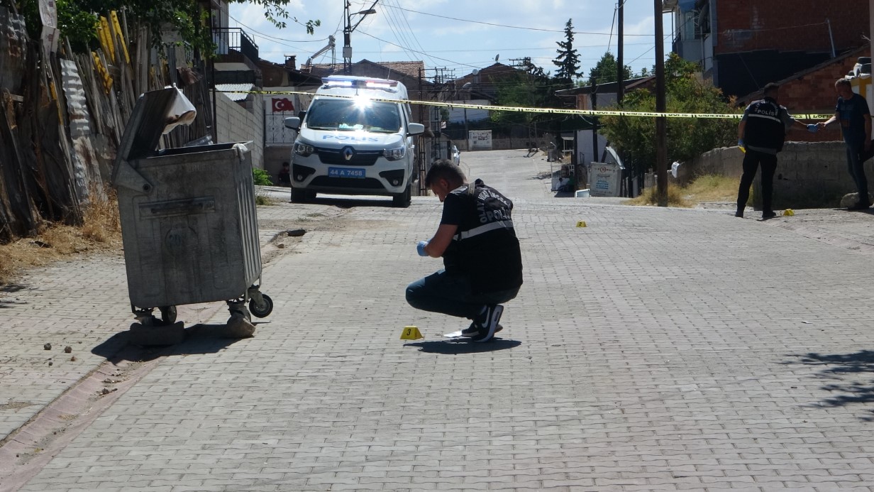 Pompalı tüfekle yaraladığı husumetlisini özel aracıyla hastaneye götürdü
